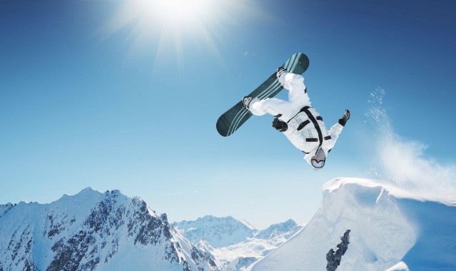 kaiyun：综合格斗巨星卫冕战引爆全球，激烈对决刷新赛事纪录