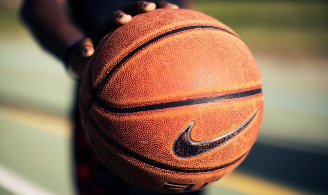 开云_皇家马德里与巴塞罗那激战西甲巅峰，梅西接班人闪耀全场