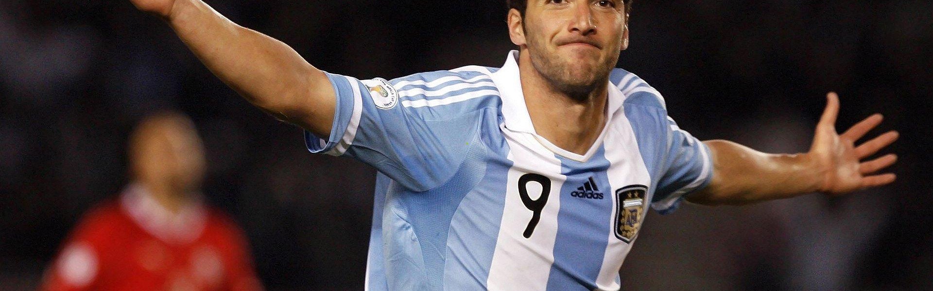 开云官网-百米飞人巅峰对决 新星闪耀刷新赛季最佳成绩