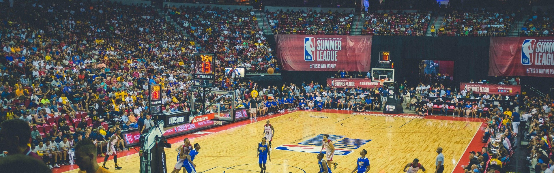 开云官网-詹姆斯关键三分绝杀勇士，湖人逆转取胜挺进西部决赛