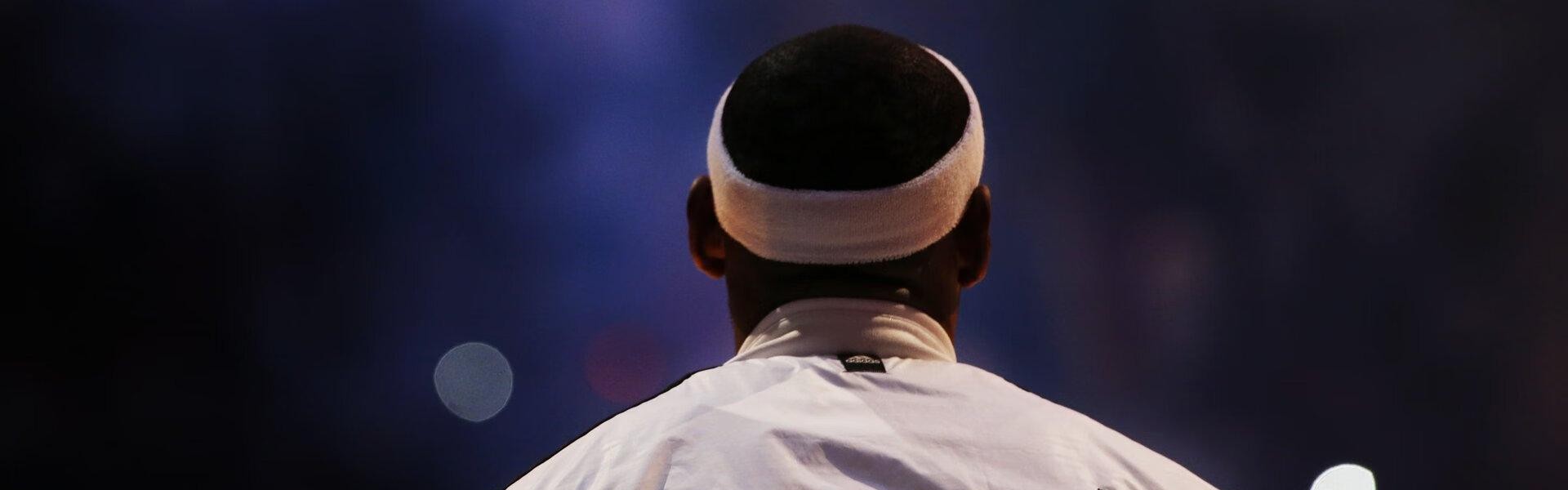 开云官网_足坛震撼！天价转会刷新纪录，超级巨星加盟豪门引全球瞩目