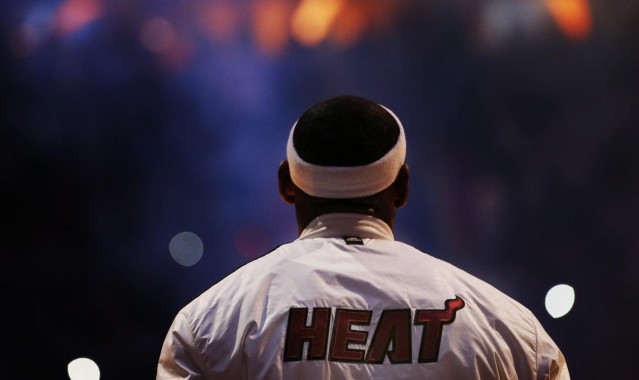 开云官网_足坛震撼！天价转会刷新纪录，超级巨星加盟豪门引全球瞩目