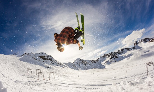 开云官网：中超联赛激战正酣，争冠保级悬念迭起